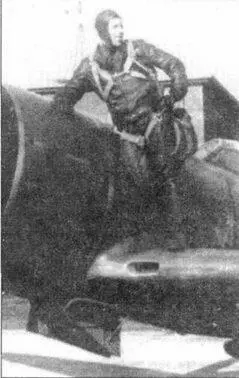 Алексей Алелюхин перед боевым вылетом на крыле своего именного Лa7 Скорее - фото 81