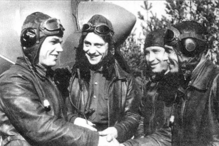 Друзья поздравляют Ивана Кожедуба с очередной победой в воздушном бою Без - фото 85