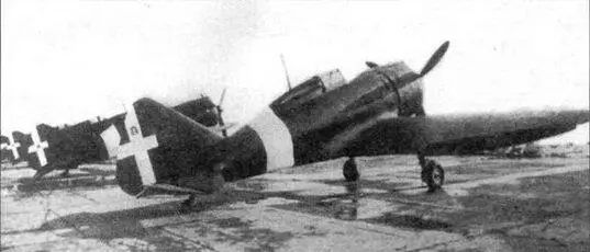 Строй истребителеи Re2000 III серии на аэродроме Капрони 1942 год Три первых - фото 45