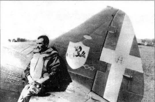 Джорджио Гасперони на фоне хвостового оперения самолета с эмблемой его 358й - фото 80