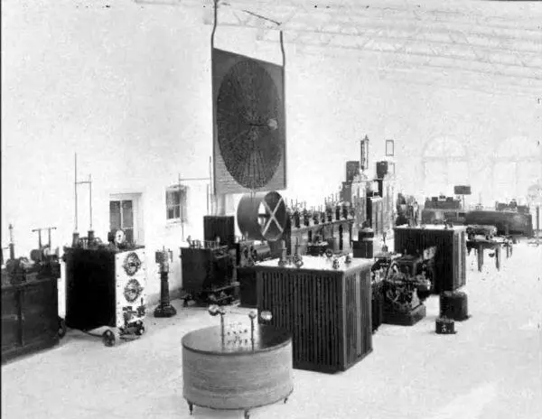 Оборудование центральной лаборатории башни Теслы Осенью 1905 г уехал и - фото 14