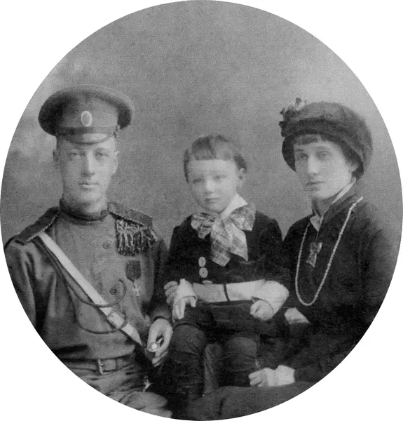 Н С Гумилев и А А Ахматова с сыном Львом 1916 г Н С Гумилев с - фото 17