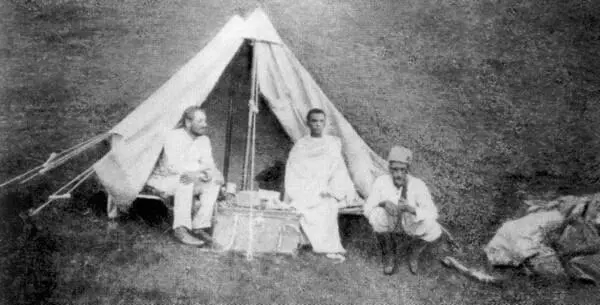 Н С Гумилев с племянником Николаем Сверчковым в Африке 1913 г М В - фото 18