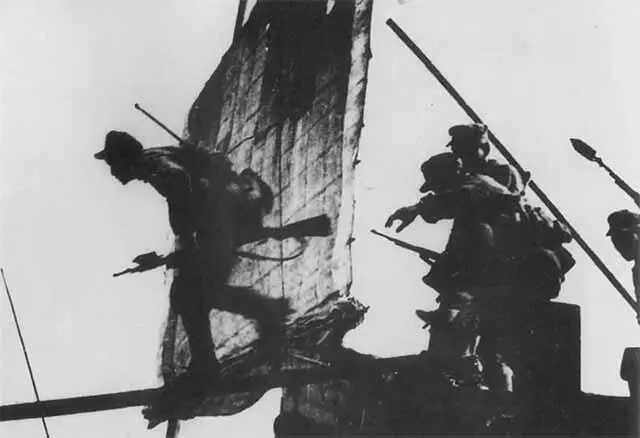 Бойцы Народноосвободительной армии Китая штурмуют Нанкин 23 апреля 1949 г - фото 29