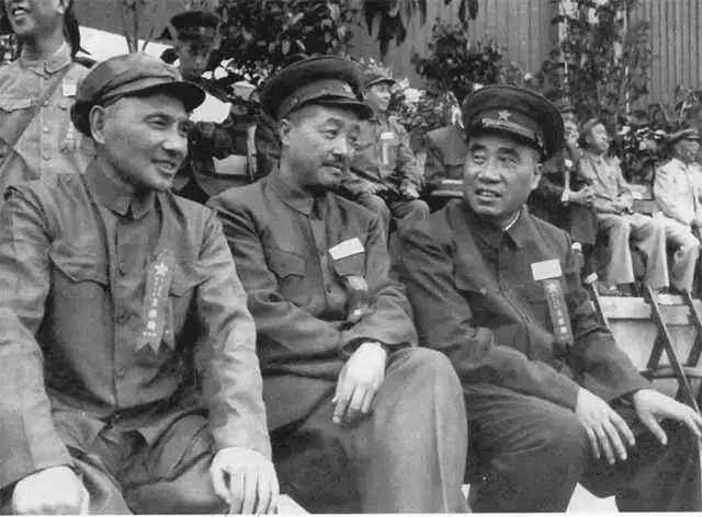 Заместитель премьера Государственного административного совета КНР Дэн Сяопин - фото 32