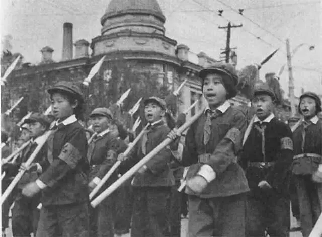 Молодые хунвэйбины на марше Особняк генерала в уезде Синьцзянь провинции - фото 44
