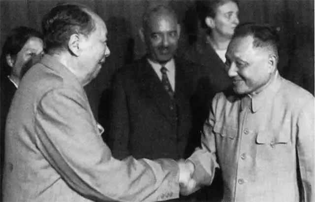 После возвращения из ссылки Дэн Сяопин с Мао Цзэдуном Чанша 12 ноября 1974 - фото 47