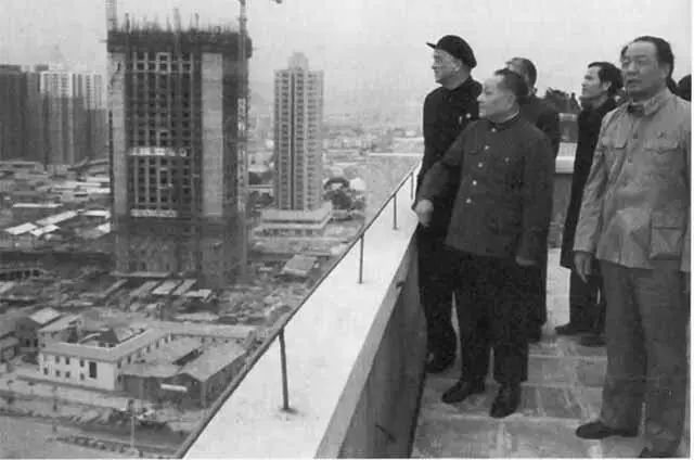 Дэн Сяопин в Шэньчжэне Январь 1984 г Члены Постоянного комитета Политбюро - фото 59