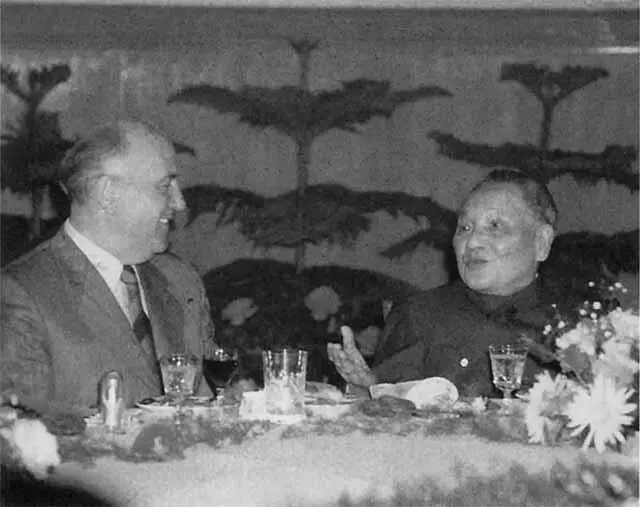 Дэн Сяопин с М С Горбачевым Пекин 16 мая 1989 г Демонстрация студентов - фото 62