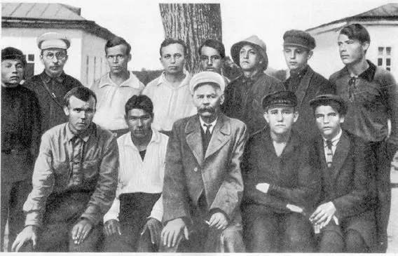 Антон Макаренко и Максим Горький с колонистами 1928 Даже расположение наших - фото 19