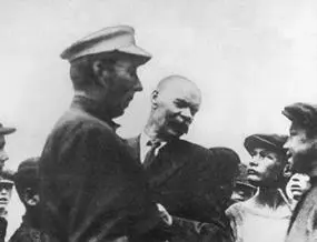 Макаренко и Горький 1928 В свинарне он обеспокоенными глазами наблюдал как - фото 21