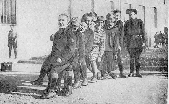 Младшие воспитанники коммуны им Дзержинского Воспитание человека главное - фото 27