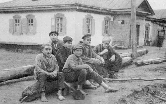 Плотник Боровой второй справа с группой воспитанников колонии им Горького - фото 34