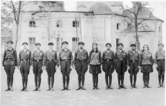Группа колонистовгорьковцев в строю 19271928 Да это уже было сказано - фото 51