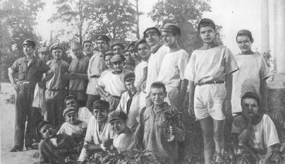 Группа колонистов и сотрудников колонии 1926 Педагогика Макаренко по сути - фото 54