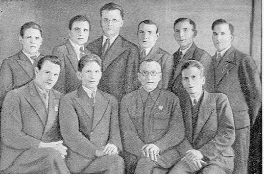 А С Макаренко с группой коммунаров окончивших юридический факультет - фото 55