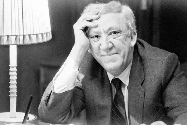 Юрий Никулин Как раз недавно у Юрия Владимировича вышла книга Почти серьезно - фото 77