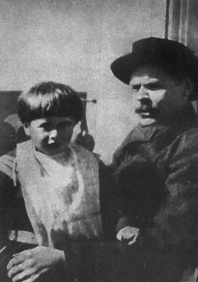 Старший сын писателя Вадим на коленях у друга семьи Максима Горького 1907 г - фото 21