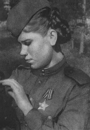 20 апреля 1944 года С орденом Славы III степени Боевые подруги слева - фото 12