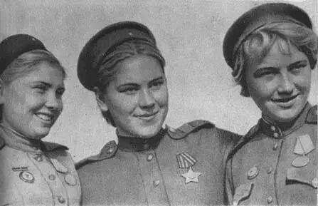 Боевые подруги слева направо Саша Екимова Роза Шанина Лида Вдовина Под - фото 13