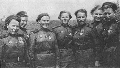 Подруги Розы Шаниной после вручения им боевых наград Идут в атаку - фото 16