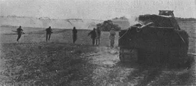 Идут в атаку однополчане Розы Шаниной 1945 год Салют на берегу Балтики - фото 17