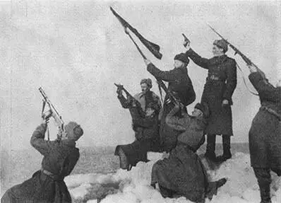 1945 год Салют на берегу Балтики воинов 5й армии в которой сражалась Роза - фото 18