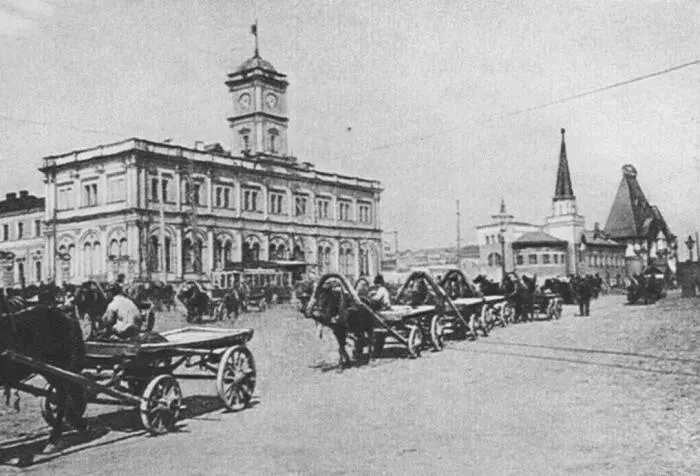Грузовые подводы на площади Николаевского вокзала в Москве 1914 г Со - фото 43