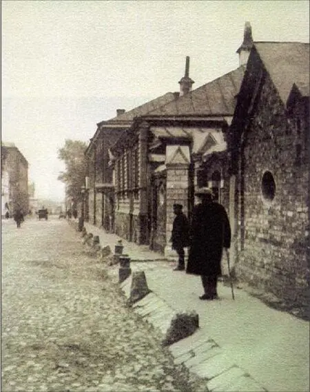 Лев Толстой в Долгохамовническом переулке 1909 г Люблю книги во время - фото 1
