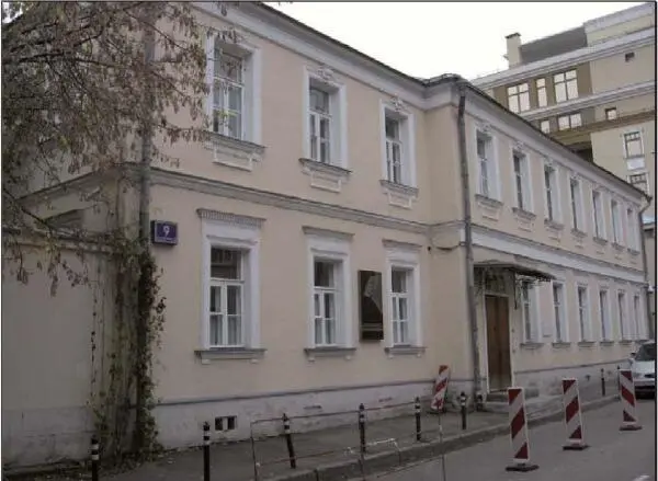 Земледельческий переулок д 79 ЛН Толстой в кресле с книгой в руке С - фото 42