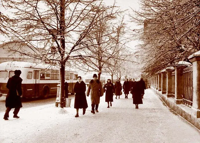 На улице вдоль ограды МГУ Москва 1959 г Вы нас и не почувствуете - фото 58