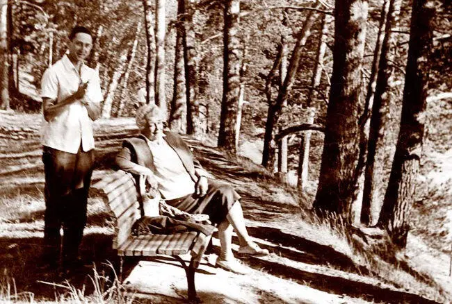 Фаина Георгиевна с Глебом Скороходовым Санаторий им Герцена Май 1969 г - фото 87