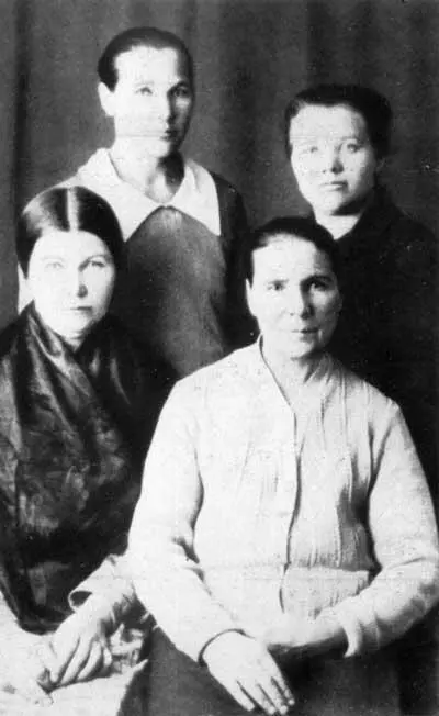 Анна Тимофеевна Гагарина стоит слева с сестрами Ольгой Марией и тетей - фото 7