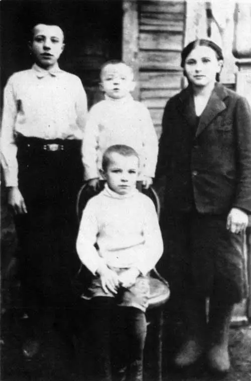 Юра Гагарин сидит с братьями Валентином Борисом и сестрой Зоей 1938 год - фото 8