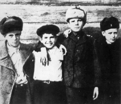 Юра Гагарин в школьные годы АТ Гагарина сдочкой Зоей ее мужем Дмитрием и - фото 9