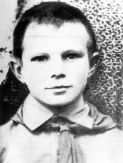 Юра Гагарин в школьные годы АТ Гагарина сдочкой Зоей ее мужем Дмитрием и - фото 10