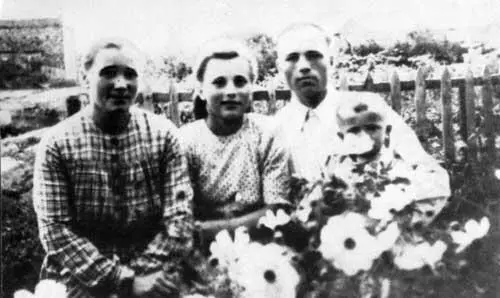 АТ Гагарина сдочкой Зоей ее мужем Дмитрием и внучкой Тамарой Анна - фото 11