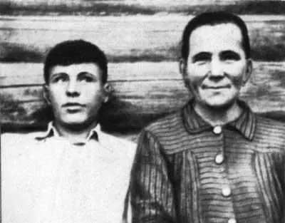 Анна Тимофеевна с сыном Борисом Зоя с дочерью фото сделаны Юрием - фото 12