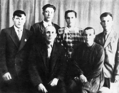 Алексей Иванович и Анна Тимофеевна Гагарины со всеми своими детьми 1954 год - фото 23