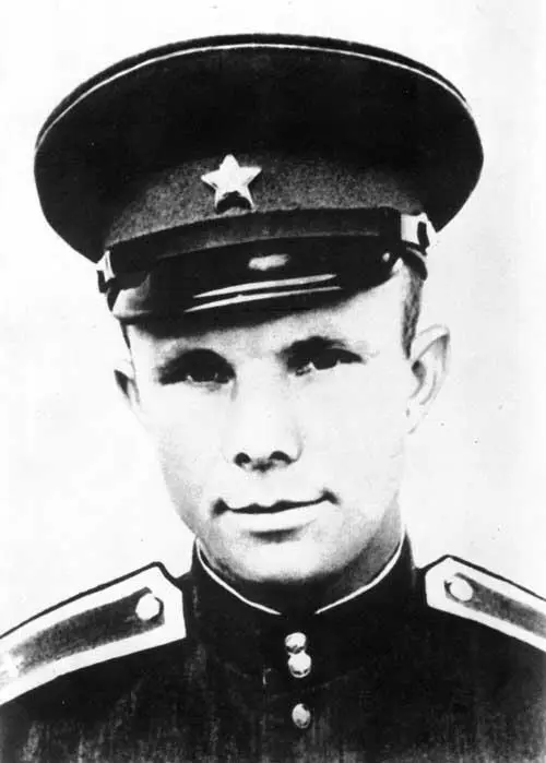 Курсант военноавиационного училища Юрий Гагарин В Гжатске во время отпуска - фото 24
