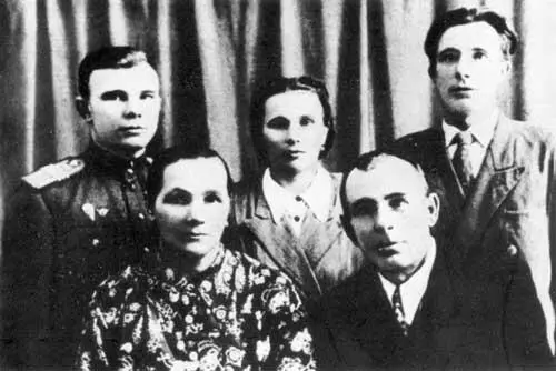 В Гжатске во время отпуска На тренировочных полетах 1956 год - фото 25