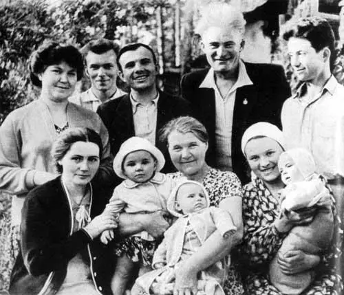 В воскресенье собрались у Марии Тимофеевны ее близкие Стоят слева направо - фото 33