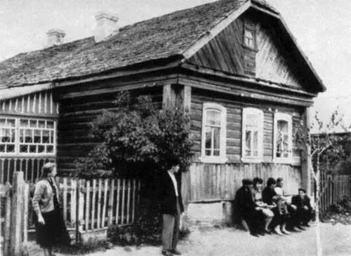 В июне 1961 года Космонавт1 приехал в родной Гжатск Его приезда близкие ждали - фото 43