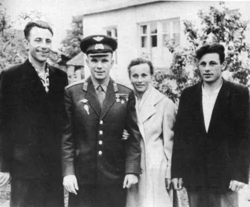 Юрий Гагарин с братьями Валентином Борисом сестрой Зоей Автографы - фото 45