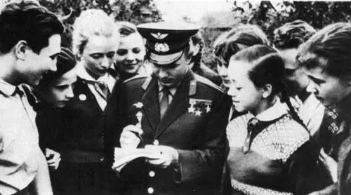 Автографы землякам Юрий Гагарин с племянницей Тамарой В родном селе - фото 46
