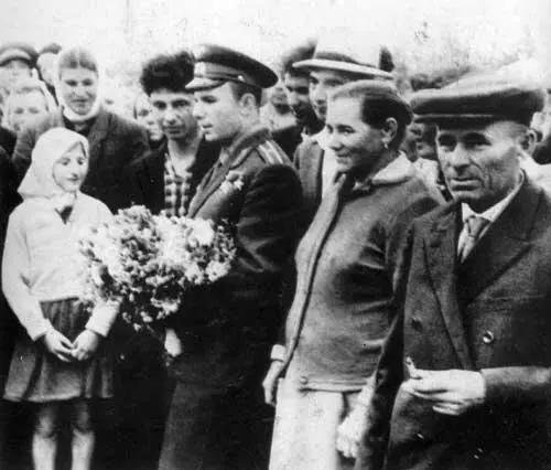 В родном селе Клушине Юрий Гагарин с двоюродной сестрой Надей Щекочихиной и - фото 48
