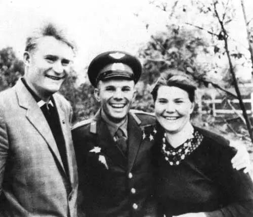 Юрий Гагарин с двоюродной сестрой Надей Щекочихиной и ее мужем Александром - фото 49