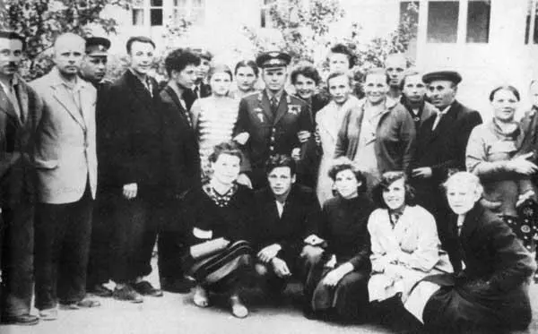 ЮГагарин его мать отец близкие гости у нового дома родителей - фото 51