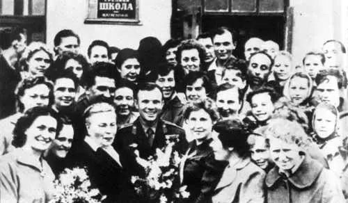 В кругу учителей и учащихся ЮГагарин с любимым учителем Львом Михайловичем - фото 57