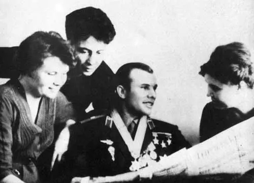 К Юрию Гагарину приехали родственники Июнь 1961 года Вскоре после своего - фото 62